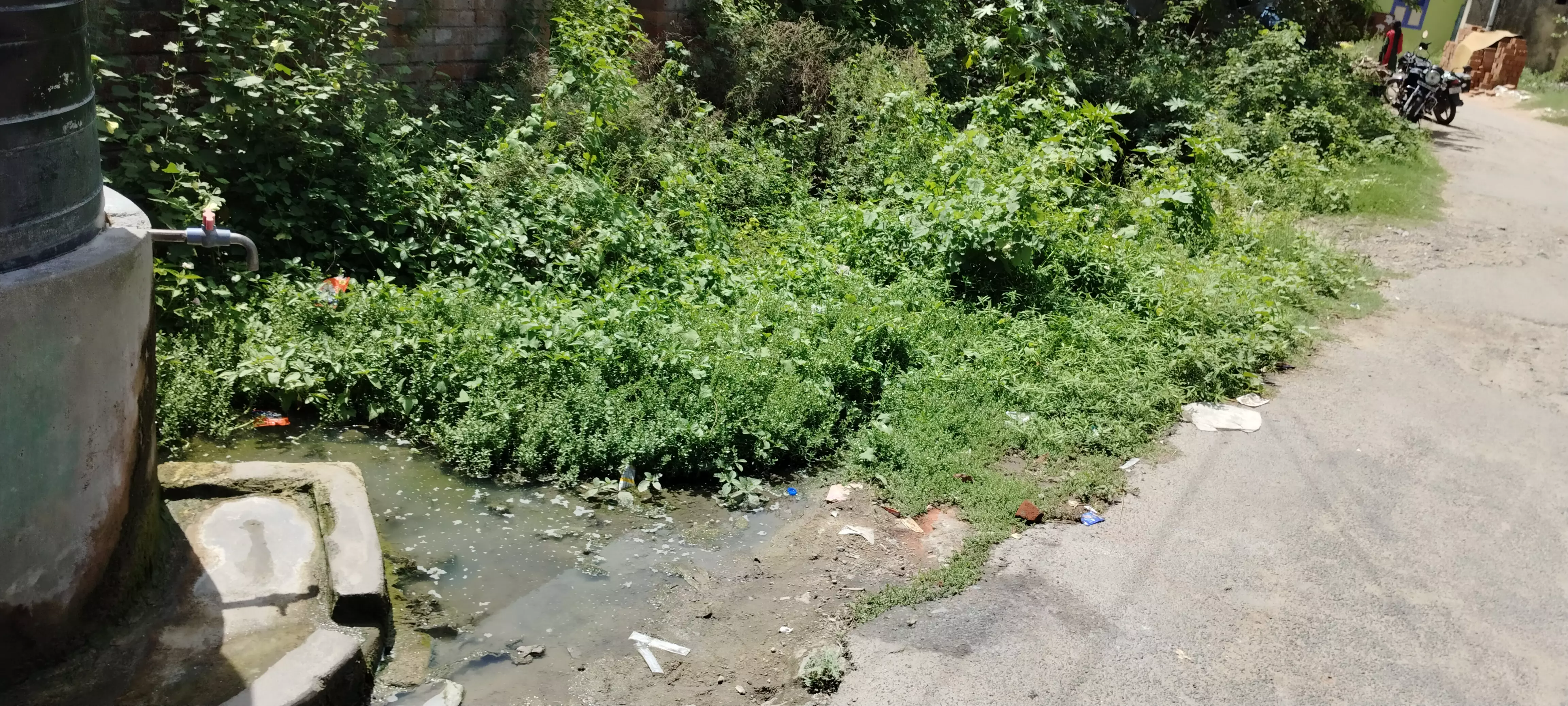 கால்வாய் கட்டித்தர வேண்டும்