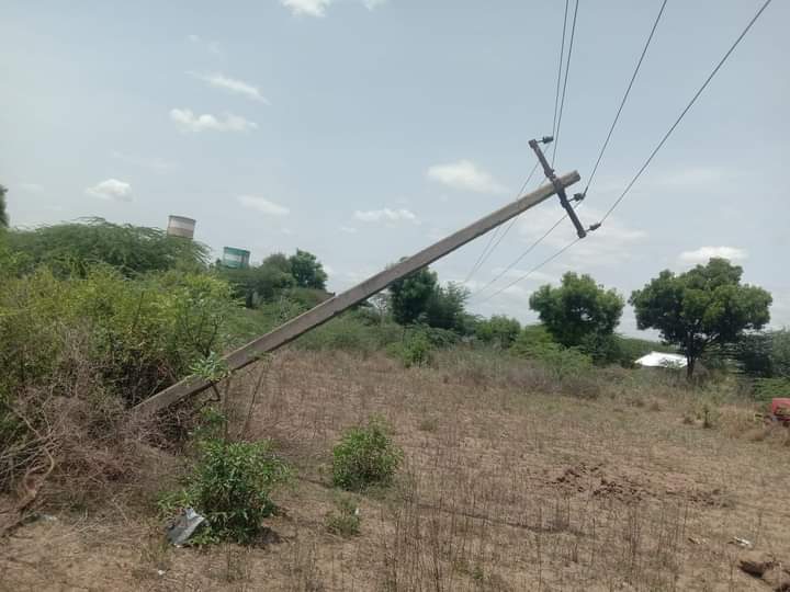 ஆபத்தான மின்கம்பம்