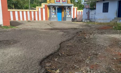 குண்டும், குழியுமான சாலை