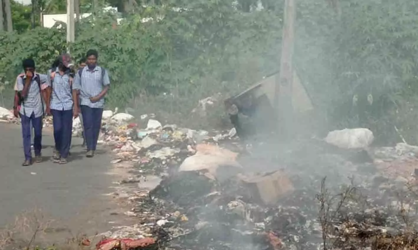 குப்பைக்கு தீ வைப்பதால் மூச்சுத்திணறல்