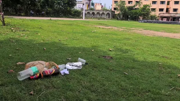 மதுபாராக மாறும் பள்ளி விளையாட்டு மைதானம்