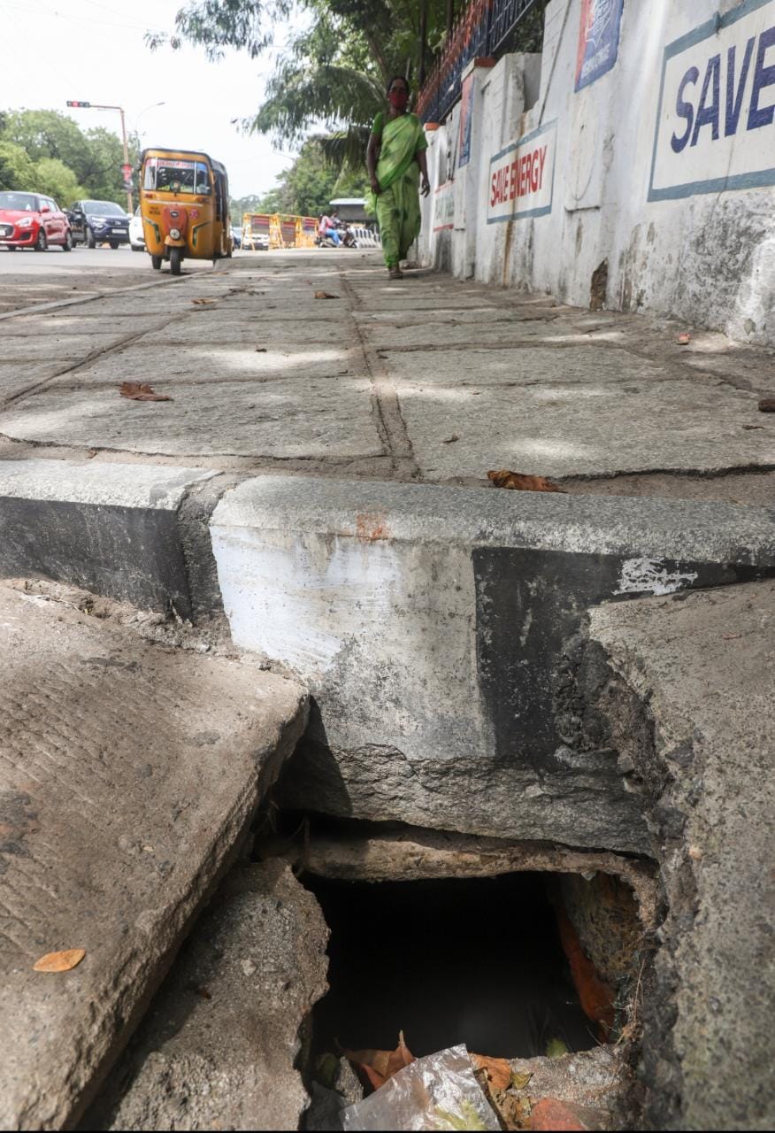 நடைபாதையில் ராட்சத பள்ளம்