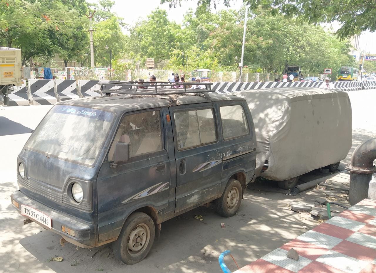 போக்குவரத்துக்கு இடையூறான கார்கள் போக்குவரத்துக்கு இடையூறான கார்கள்