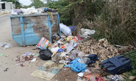 குவிந்து கிடக்கும் குப்பைகள்