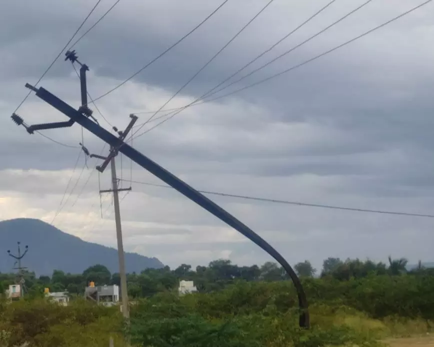 சாய்ந்த மின்கம்பம்