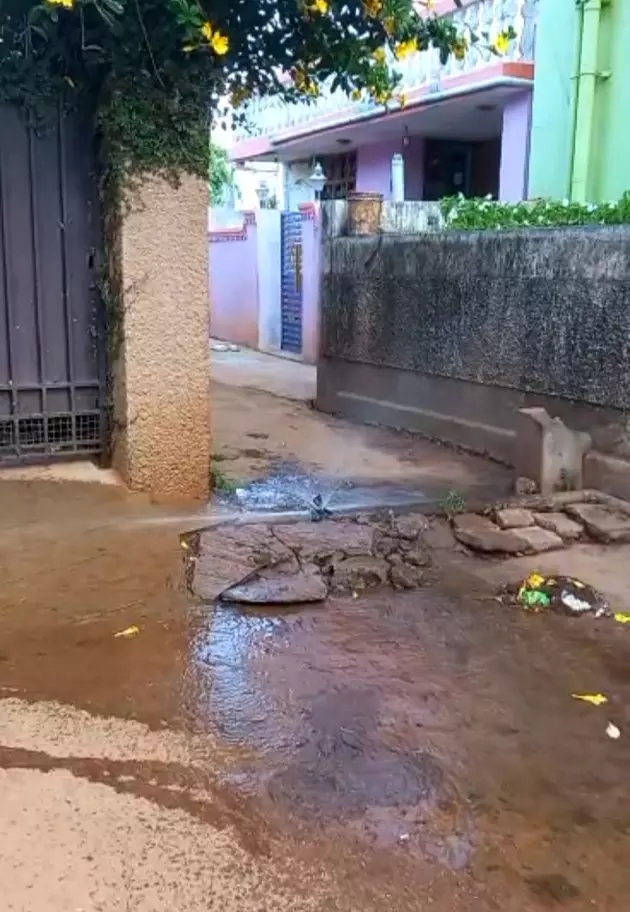 வீணாக வெளியேறும் குடிநீர் வீணாக வெளியேறும் குடிநீர்