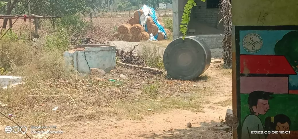 கவிழ்ந்து கிடக்கும் குடிநீர் தொட்டி