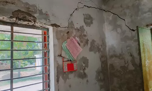 விழும் நிலையில் ரேஷன்கடை கட்டிடம் விழும் நிலையில் ரேஷன்கடை கட்டிடம்