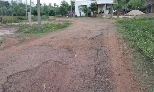 குண்டும், குழியுமான சாலை