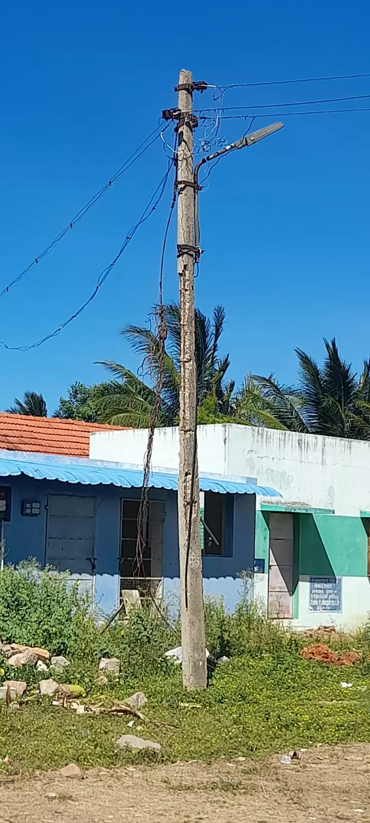 எலும்பு கூடான மின்கம்பம் எலும்பு கூடான மின்கம்பம்