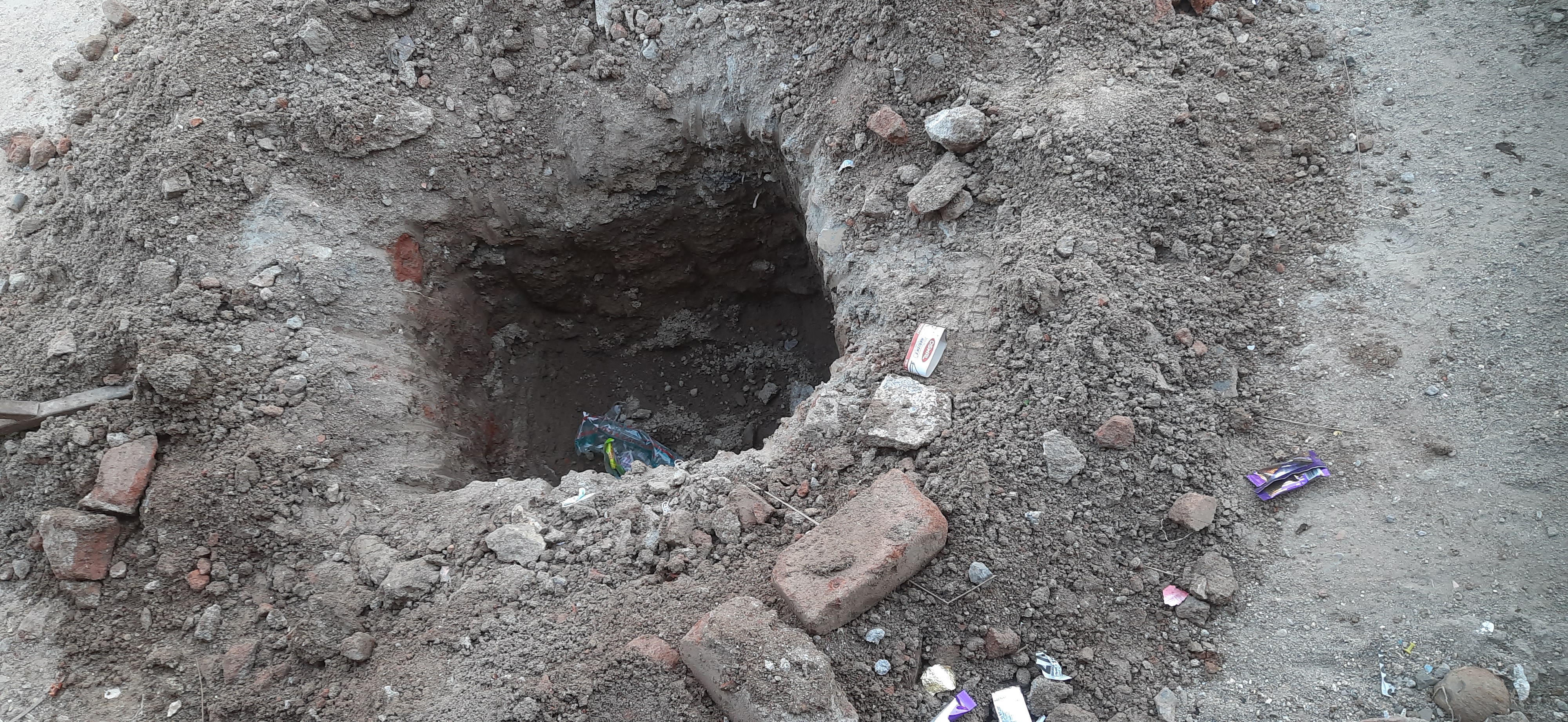 குடிநீர் குழாய் இணைப்புக்காக தோண்டப்பட்ட பள்ளம்