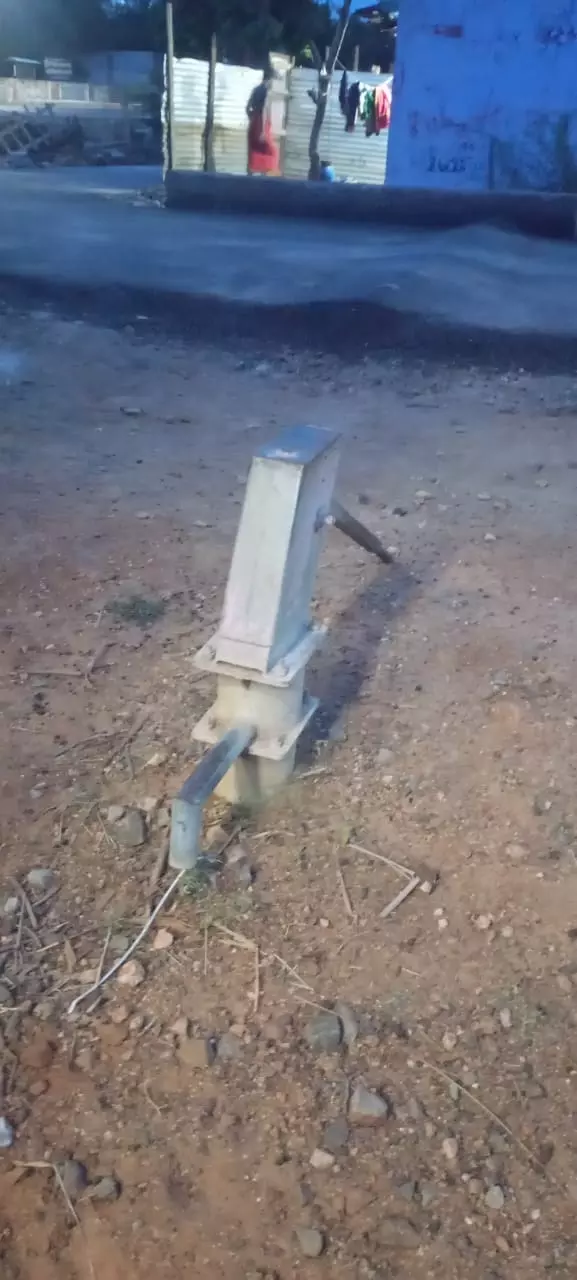 மண்ணில் புதைந்த அடிபம்பு