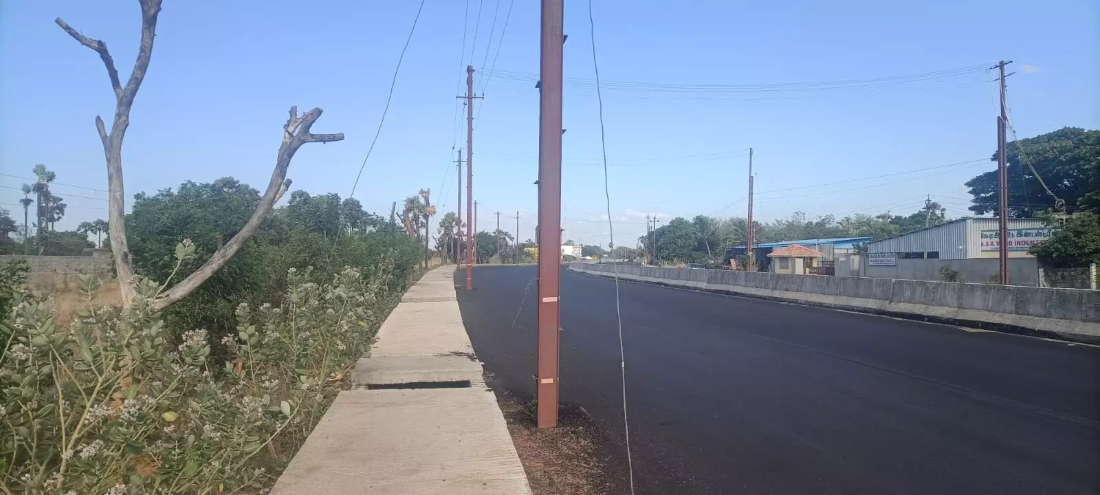 சாலையின் நடுவில் மின்கம்பம் சாலையின் நடுவில் மின்கம்பம்