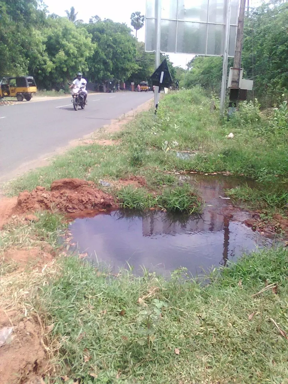 குழாய் உடைப்பால் வீணாகும் குடிநீர்