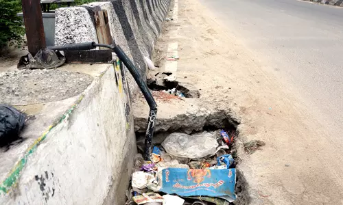 ரெயில்வே மேம்பாலத்தில் பள்ளம்