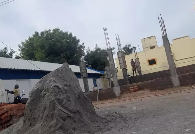 ஆமை வேகத்தில் வகுப்பறை கட்டும் பணி ஆமை வேகத்தில் வகுப்பறை கட்டும் பணி