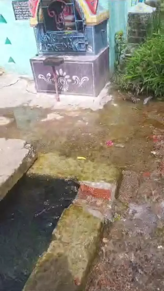 வீணாக வெளியேறும் குடிநீர் வீணாக வெளியேறும் குடிநீர்