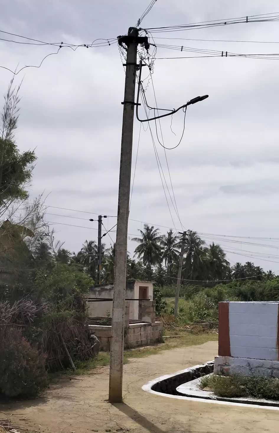 வீதியில் நடுவே மின்கம்பம் வீதியில் நடுவே மின்கம்பம்