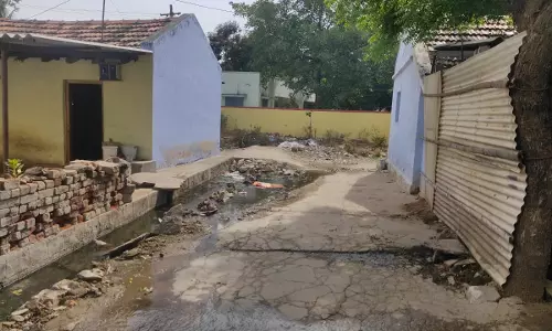 தெருவில் தேங்கும் கழிவுநீர் தெருவில் தேங்கும் கழிவுநீர்