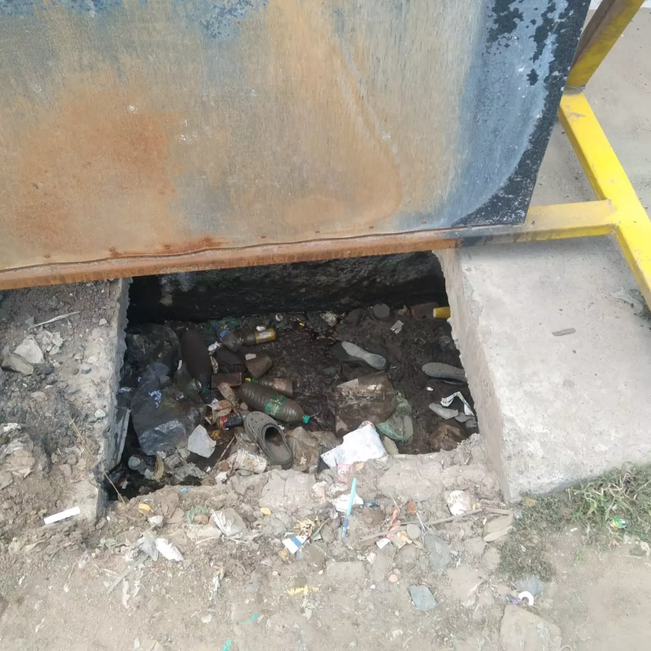 திறந்திருக்கும் கழிவுநீர் கால்வாய்