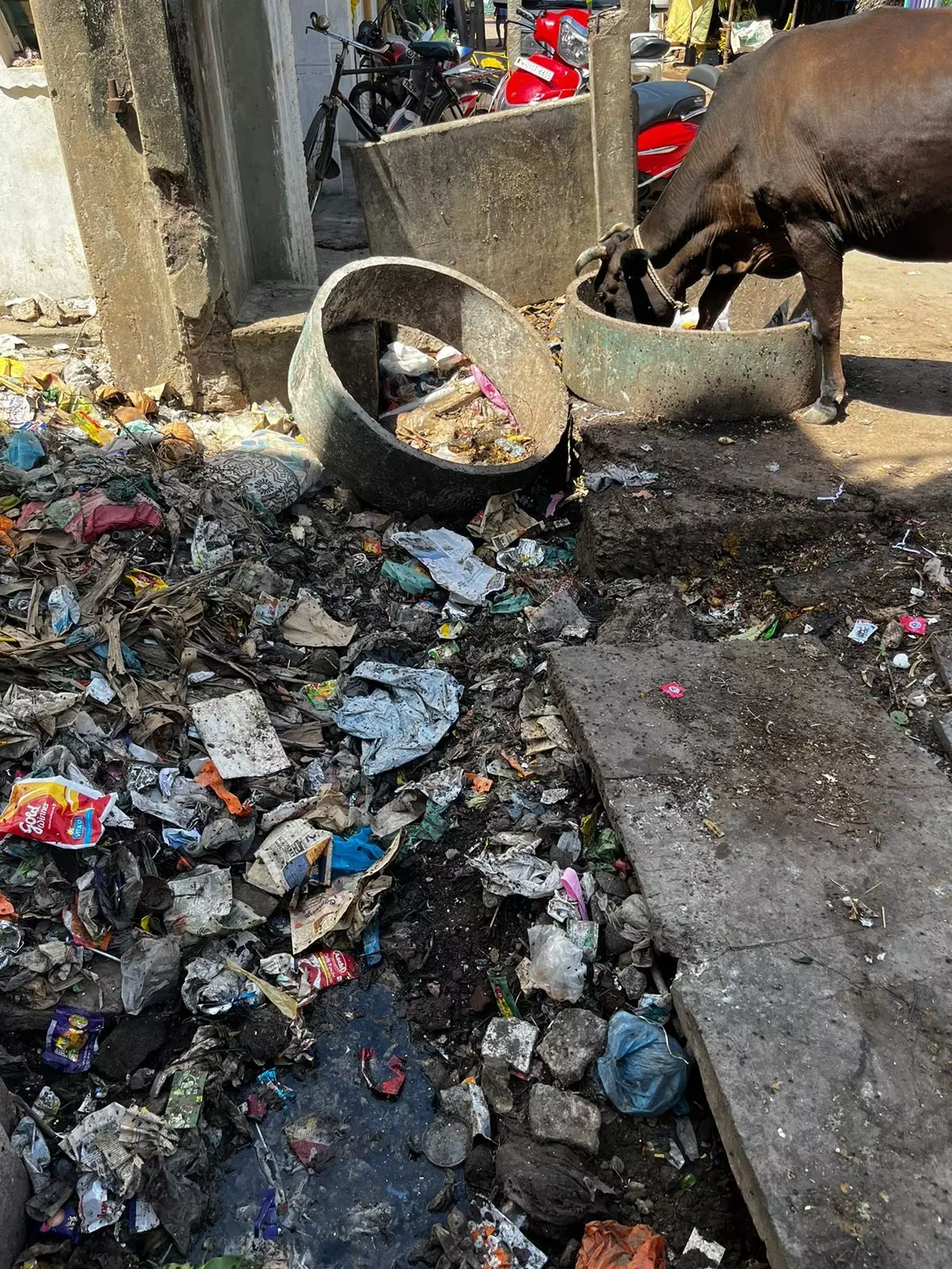 தேங்கி நிற்கும் கழிவுநீர் தேங்கி நிற்கும் கழிவுநீர்