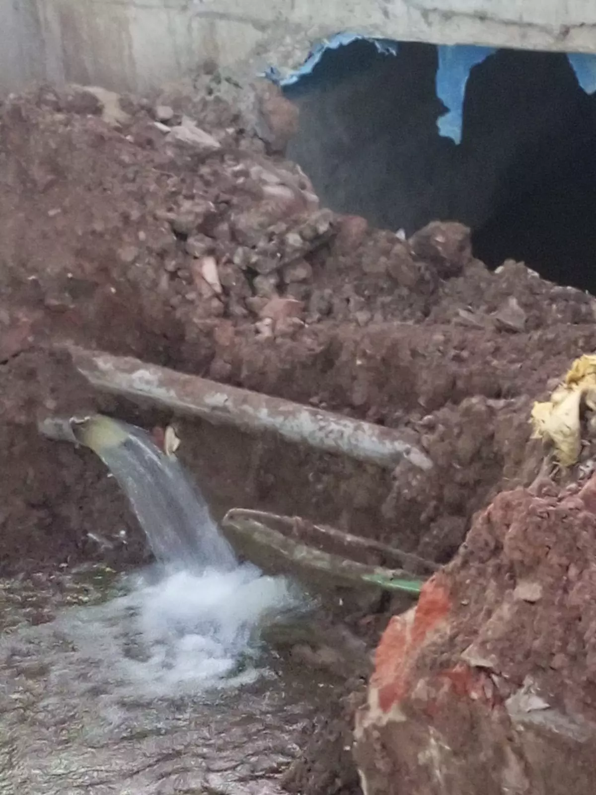 குடிநீர் குழாய் உடைப்பு குடிநீர் குழாய் உடைப்பு