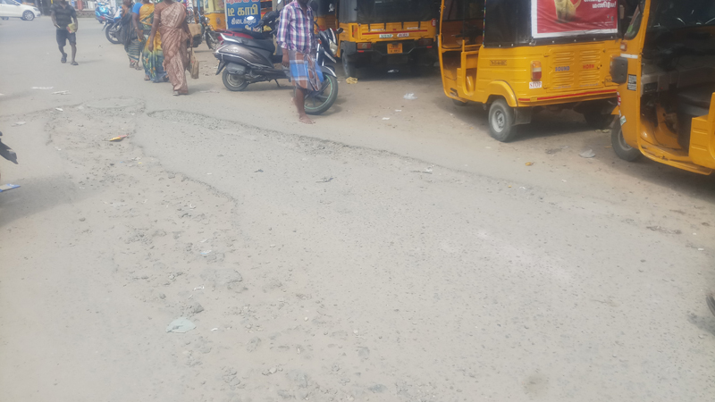 குண்டும், குழியுமான சாலை