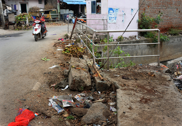 பாலத்தில் பள்ளம்