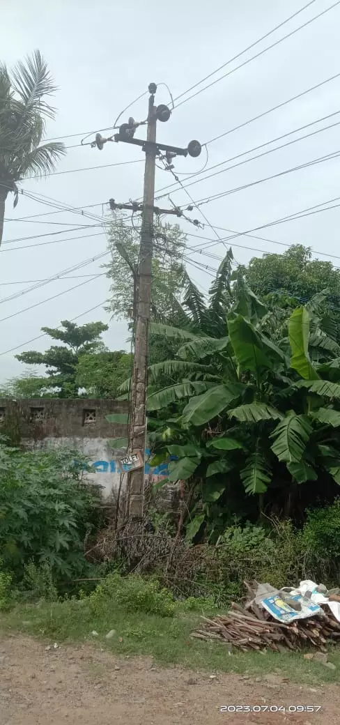 பழுதடைந்த மின்கம்பம்