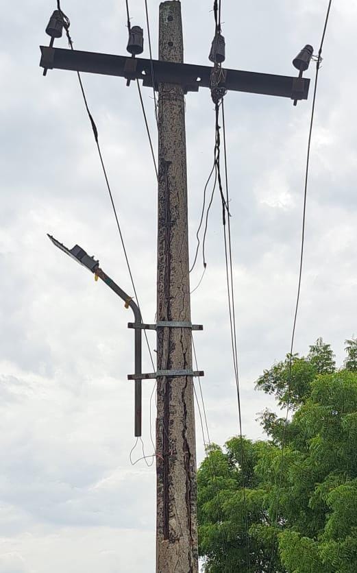 சேதமடைந்த மின்கம்பம்