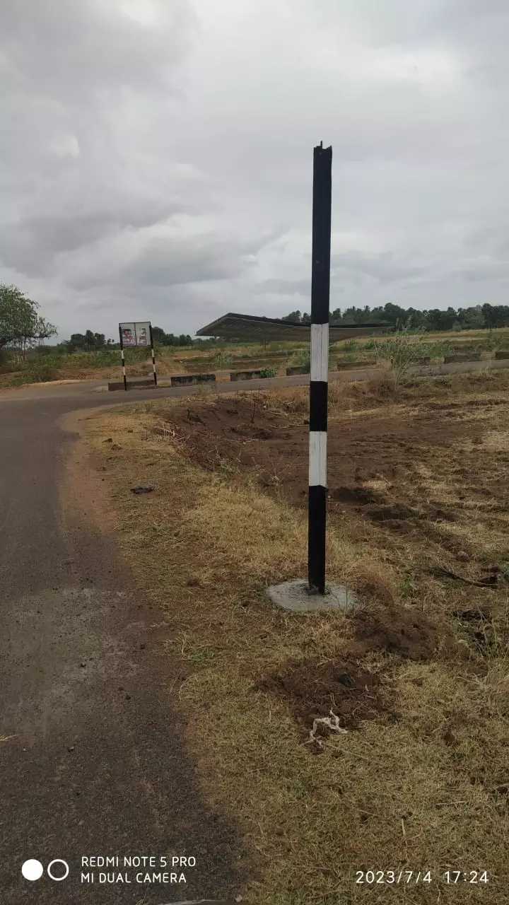 காற்றில் சரிந்த ஊர் பெயர் பலகை காற்றில் சரிந்த ஊர் பெயர் பலகை