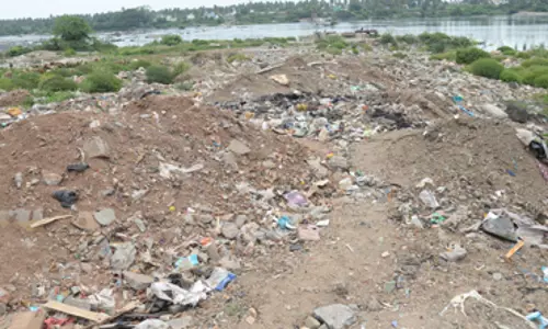 ஆற்றில் கொட்டப்படும் குப்பைகள்