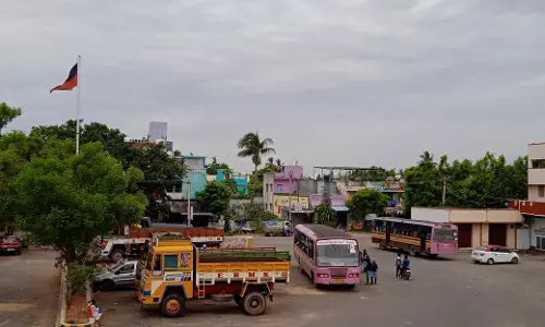 பஸ்நிலையத்தில் நிறுத்தப்படும் வாகனங்கள்