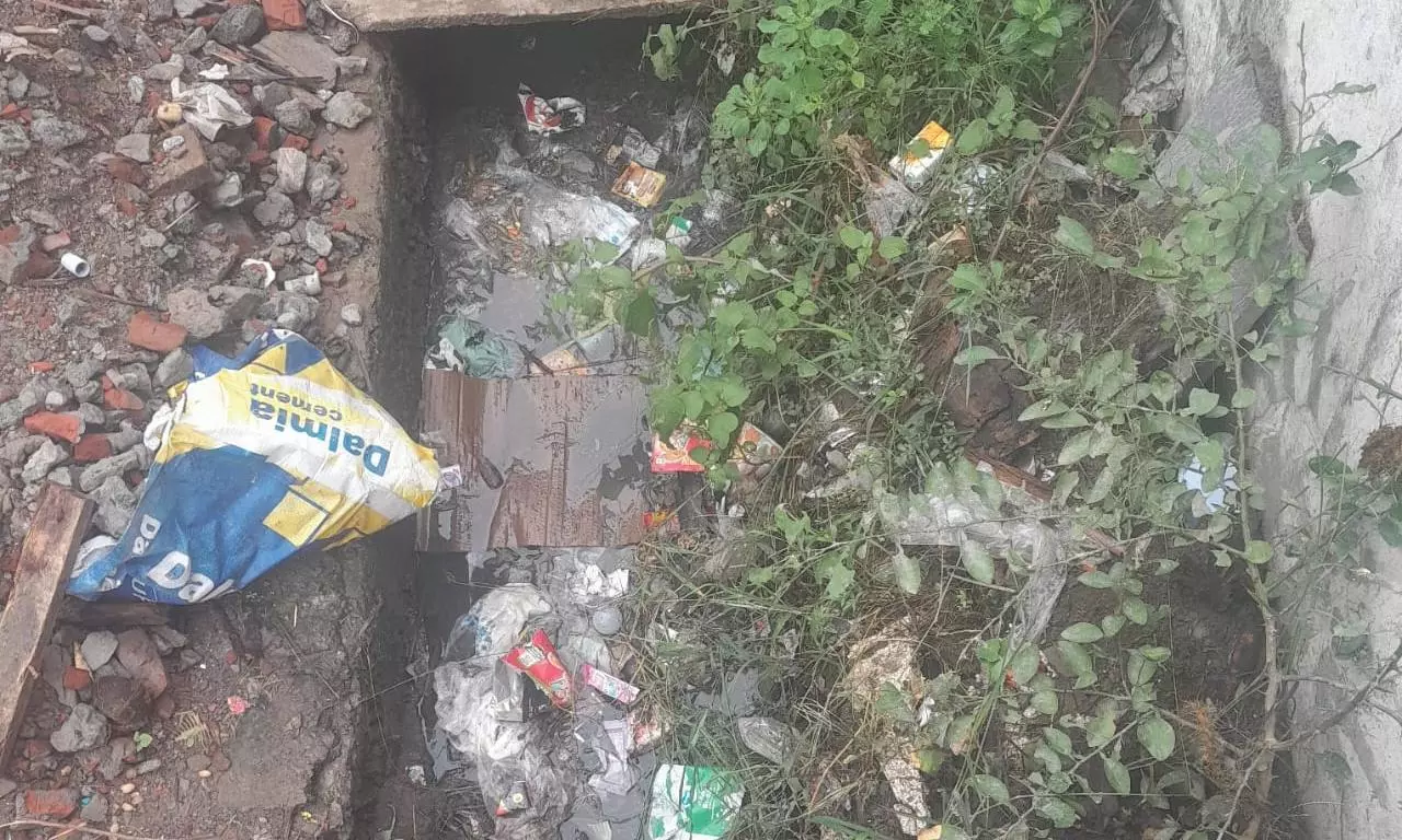 கழிவுநீர் கால்வாயை தூர்வாருவது அவசியம்