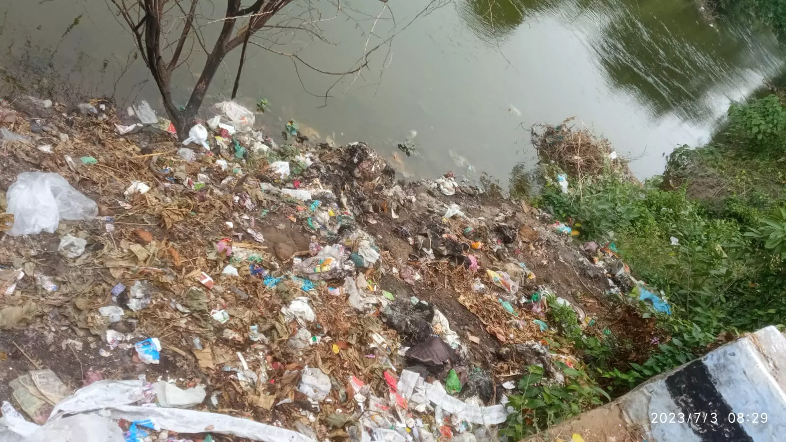 பாசன வாய்க்காலில் கொட்டப்படும் கழிவுகள்