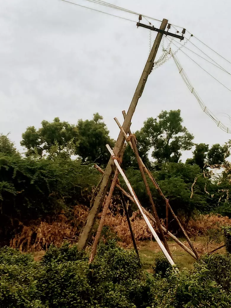 சாய்ந்த மின்கம்பம்