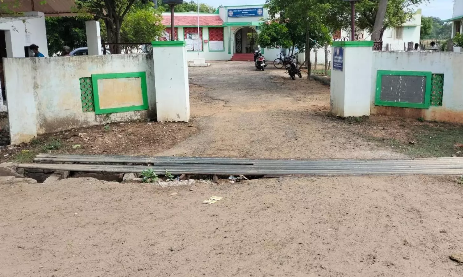 சிறுபாலம் அமைக்க வேண்டும் சிறுபாலம் அமைக்க வேண்டும்