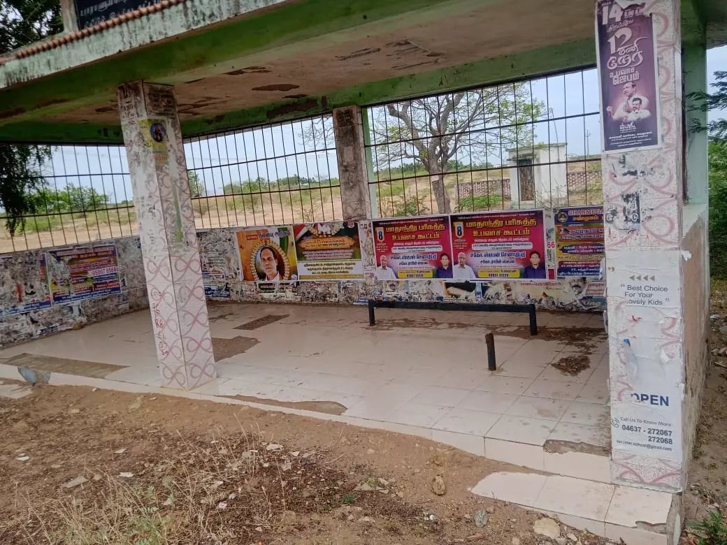 இருக்கைகள் இல்லாத நிழற்கூடம்