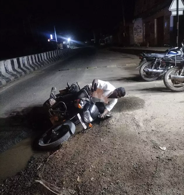 சாலையில் ஆபத்தான பள்ளம் சாலையில் ஆபத்தான பள்ளம்