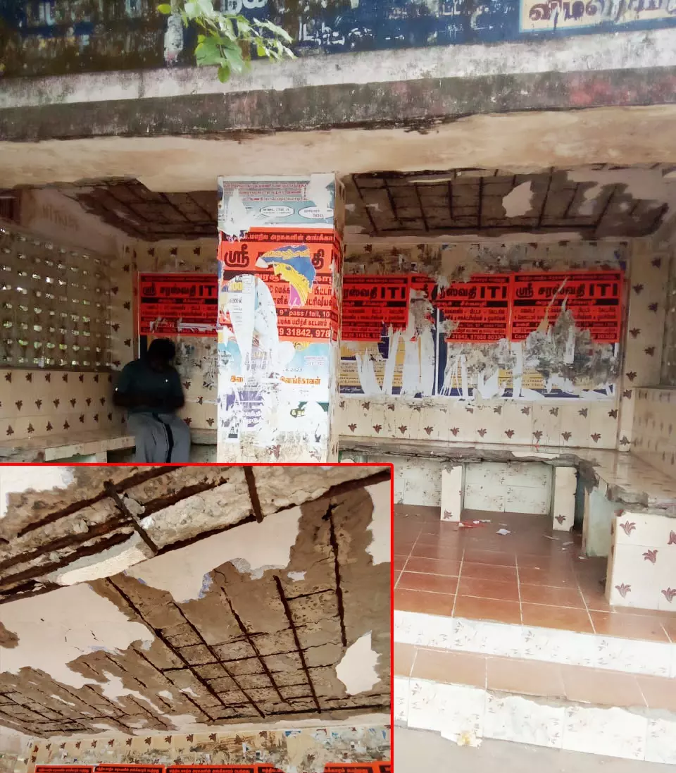 இடிந்து விழும் நிலையில் பயணிகள் நிழலகம்