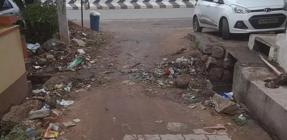 தெருவில் ஓடும் சாக்கடை தெருவில் ஓடும் சாக்கடை