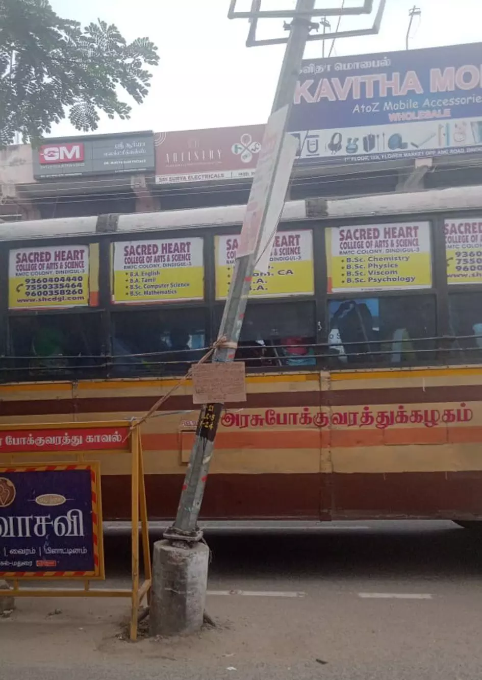 சேதமடைந்த மின் கம்பம்