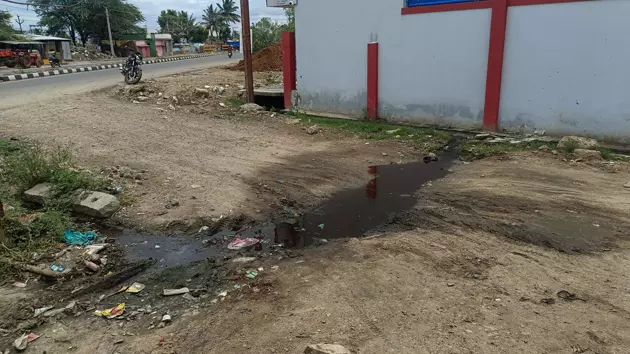 கால்வாயை தூர்வார வேண்டும் கால்வாயை தூர்வார வேண்டும்