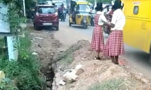 சாலையோர பள்ளத்தால் அச்சம்