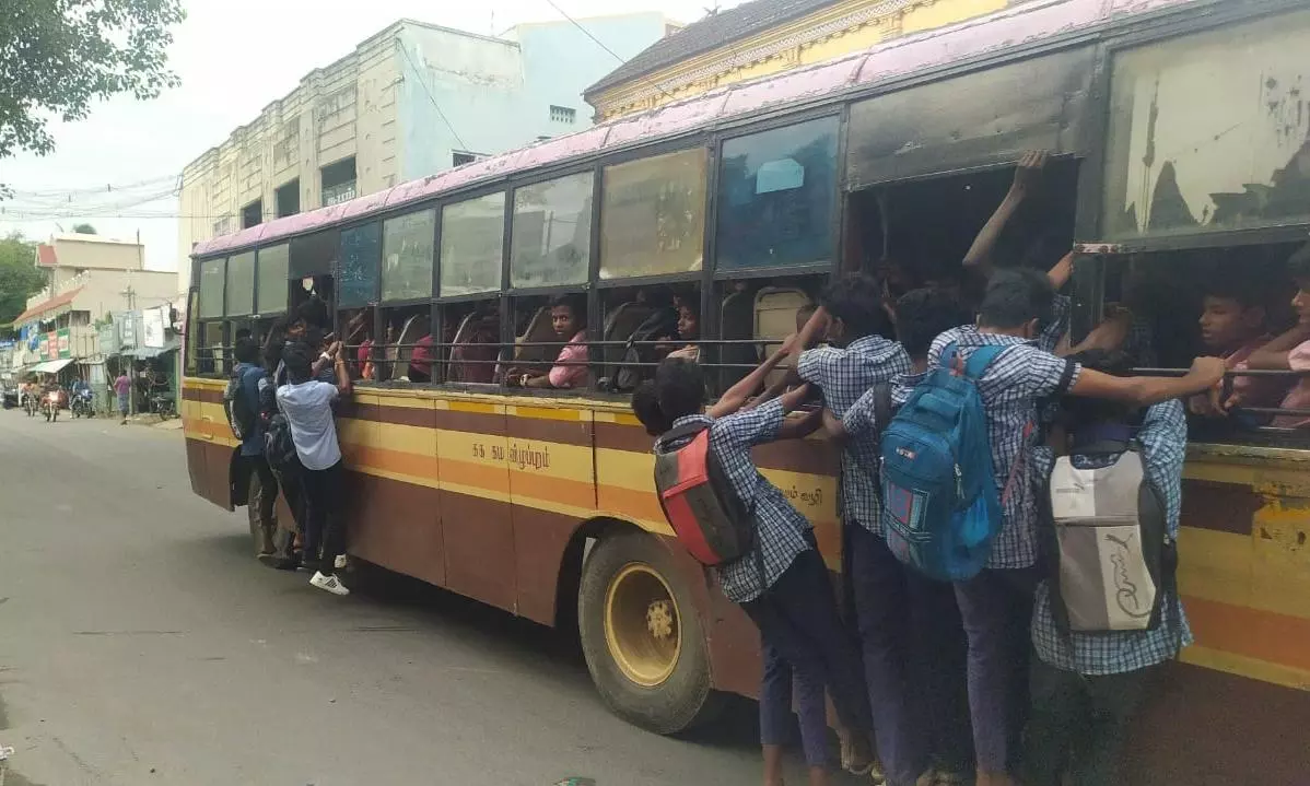 படிக்கட்டுகளில் ஆபத்தான பயணம் படிக்கட்டுகளில் ஆபத்தான பயணம்