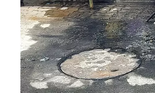 சாலையில் ஓடும் கழிவுநீர்