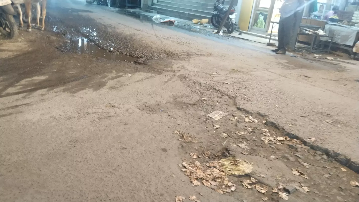 நான்கு ரோடு சந்திப்பில் பள்ளங்கள்