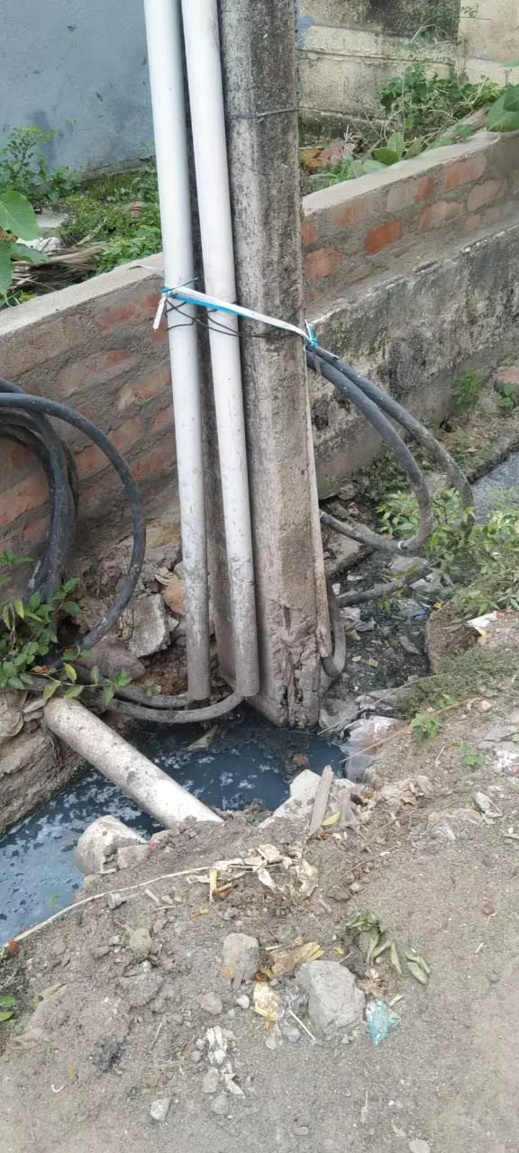 கால்வாய் நடுவில் மின்கம்பம்