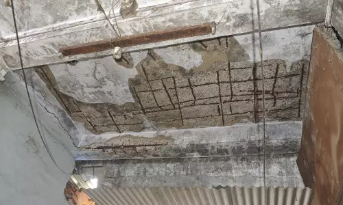 சேதமடைந்து கிடக்கும் கட்டிட சுவர் ?