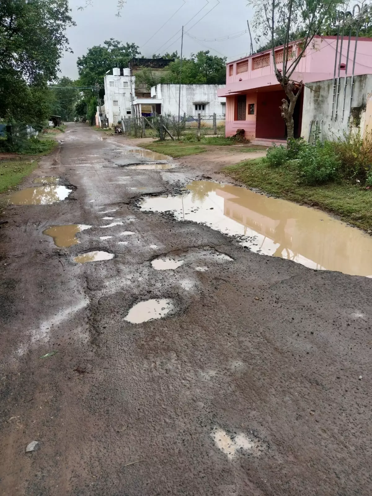 குண்டும், குழியுமான சாலை குண்டும், குழியுமான சாலை